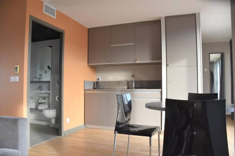 Adonis Lyon Dock Ouest — kitchen