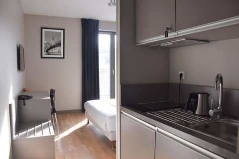 Adonis Lyon Dock Ouest — hotel room