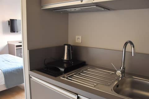 Adonis Lyon Dock Ouest — kitchen