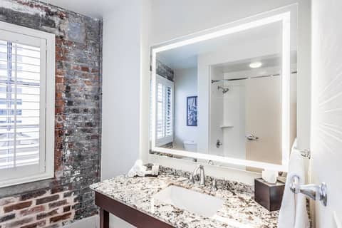 The Mercantile Hotel New Orleans — bathroom