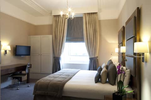 Gem Strathmore Hotel — hotel room
