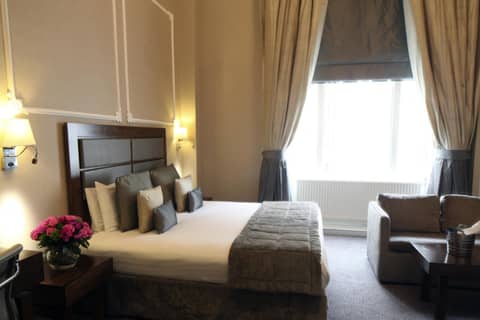 Gem Strathmore Hotel — hotel room