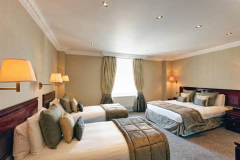 Gem Strathmore Hotel — hotel room