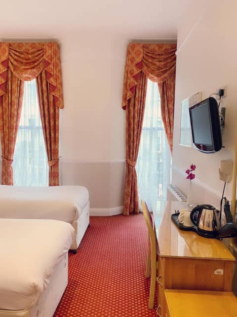 Hyde Park Radnor Hotel B&B — hotel room