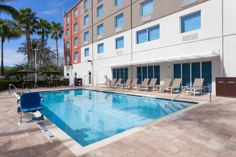 Holiday Inn Express Hotel & Suites Fort Lauderdale Airport/Cruise Port by IHG — recepcion & lobby
