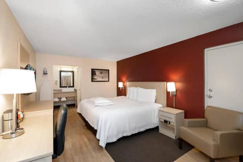 Red Roof Inn PLUS+ & Suites Naples Downtown-5th Ave S — photo 3