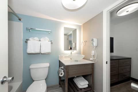 Red Roof Inn PLUS+ & Suites Naples Downtown-5th Ave S — photo 4