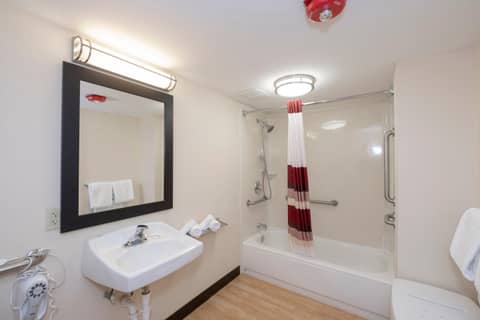 Red Roof Inn PLUS+ & Suites Naples Downtown-5th Ave S — photo 8