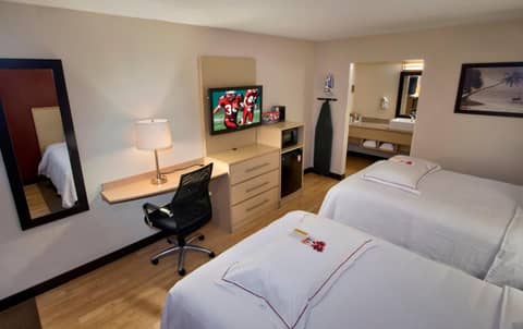 Red Roof Inn PLUS+ & Suites Naples Downtown-5th Ave S — photo 9