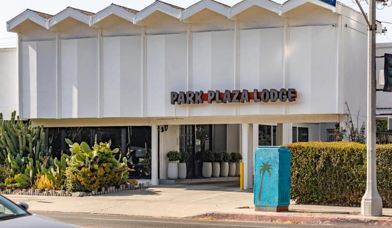 Park Plaza Lodge — building