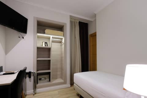 Hotel Mediterraneo Valencia — hotel room
