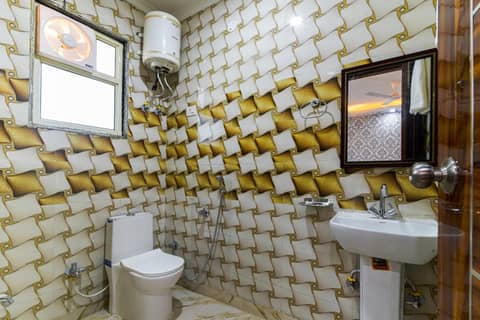 Hotel Urban Tree At Delhi Airport — bathroom