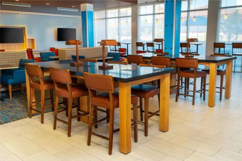 Holiday Inn Express & Suites - Las Vegas - E Tropicana by IHG — photo 3