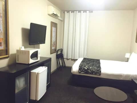 City Square Motel — hotel room