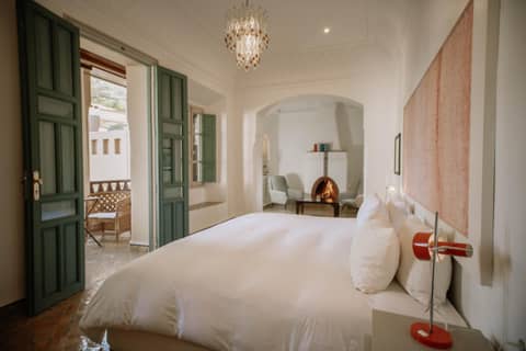 Les Deux Tours — hotel room