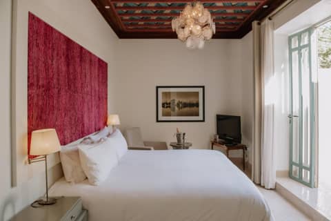 Les Deux Tours — hotel room