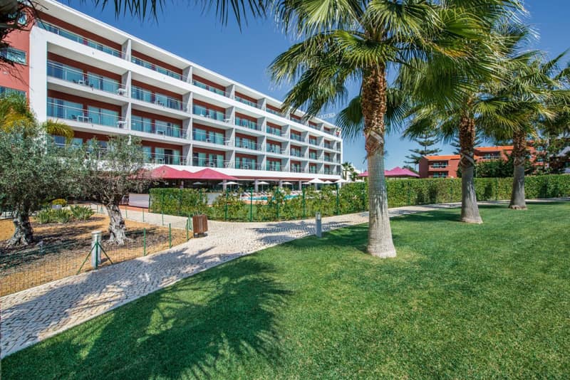 Areias Village Beach Suite Hotel — building