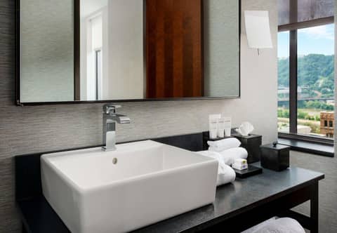 Joinery Hotel Pittsburgh, Curio Collection by Hilton — bathroom