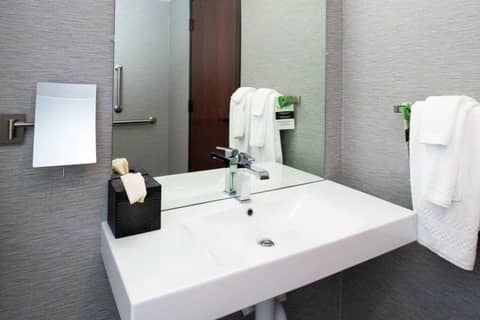 Joinery Hotel Pittsburgh, Curio Collection by Hilton — bathroom