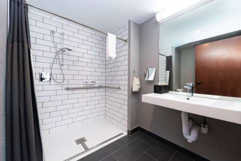 Joinery Hotel Pittsburgh, Curio Collection by Hilton — bathroom
