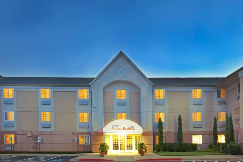 Sonesta Simply Suites Dallas Galleria — building