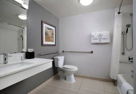 Courtyard by Marriott Fort Myers Cape Coral — bathroom