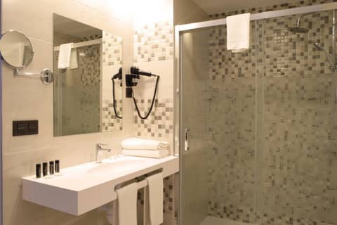 Hotel New Bilbao Airport — bathroom