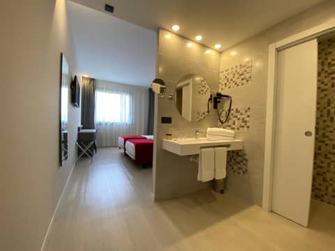 Hotel New Bilbao Airport — bathroom