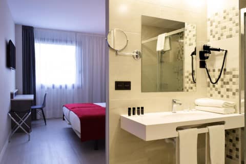 Hotel New Bilbao Airport — hotel room