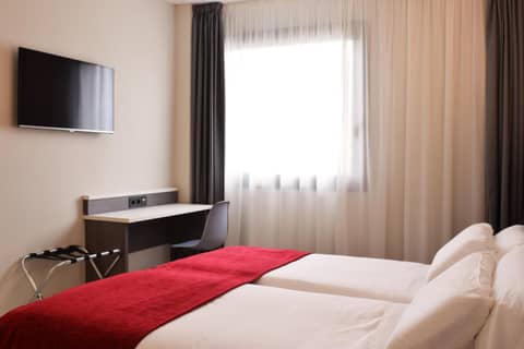 Hotel New Bilbao Airport — hotel room