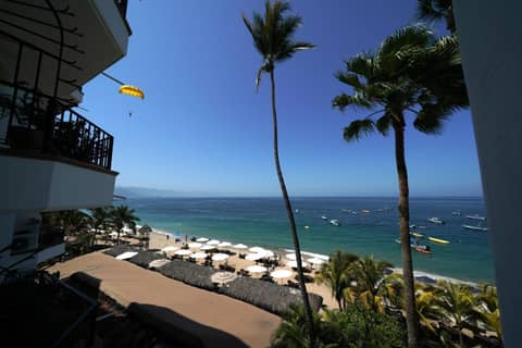 Emperador Vallarta Beachfront Hotel and Suites — photo 2