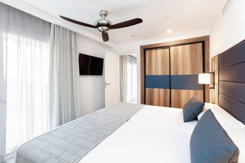 Hotel Riu Palace Oasis — hotel room
