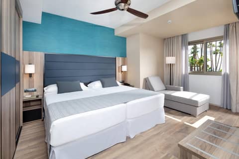 Hotel Riu Palace Oasis — hotel room