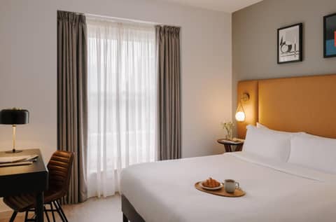 Bob W London Hyde Park — hotel room