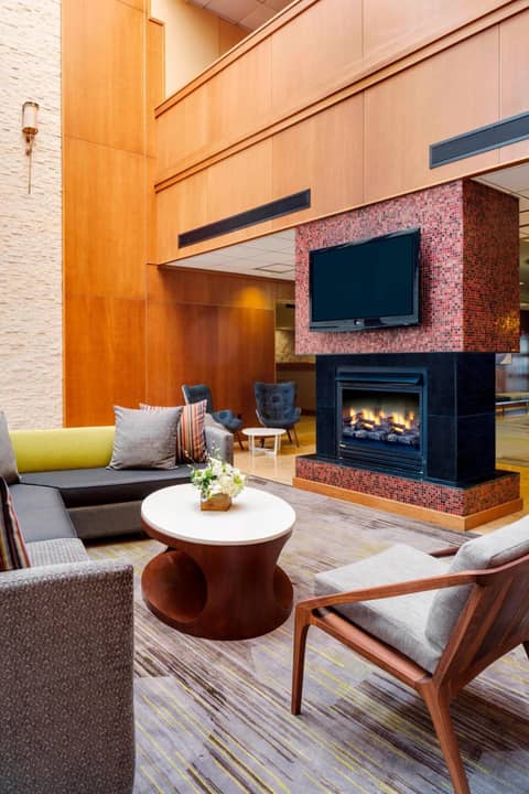 Courtyard by Marriott Boston Logan Airport — lounge