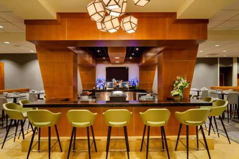 Courtyard by Marriott Boston Logan Airport — dining