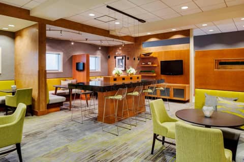 Courtyard by Marriott Boston Logan Airport — lounge