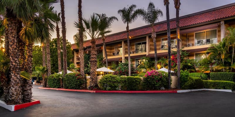 Hotel Pepper Tree Boutique Kitchen Studios - Anaheim — building