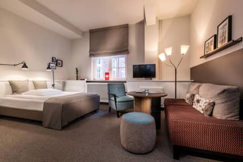 Apartment040 — hotel room