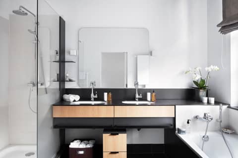 Apartment040 — bathroom