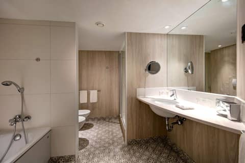 Radisson Blu Hotel Nice — bathroom