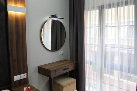 Han Suite Hotel — hotel room