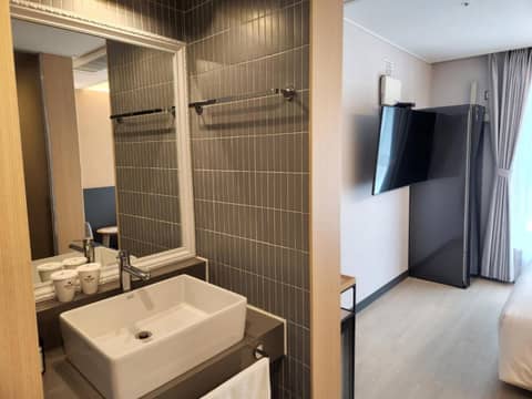 Hound Hotel Busan Station — bathroom