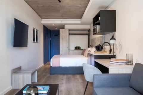 Home Suite Hotels Station House — hotel room