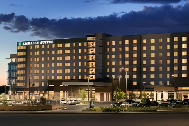 Embassy Suites By Hilton San Antonio Landmark — building