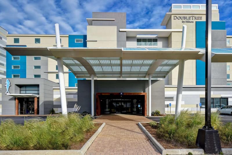 DoubleTree by Hilton Oceanfront Virginia Beach — building