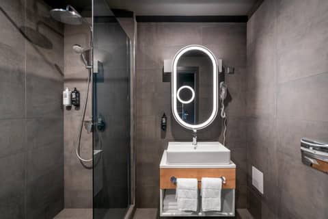 ibis Bucharest Politehnica — bathroom