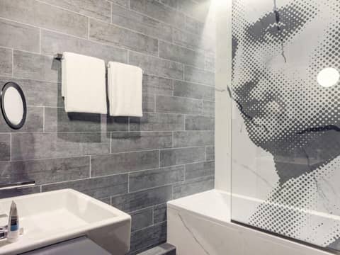 Mercure Paris Alesia — bathroom