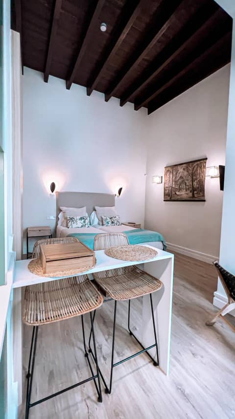 Honest Sevilla Apartments — hotel room