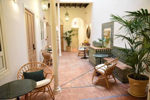 Honest Sevilla Apartments — lounge